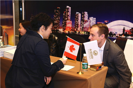 客戶與各國代表交流